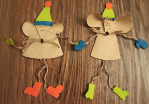 Dwie myszki w czapce wykonane z papieru i włóczki
