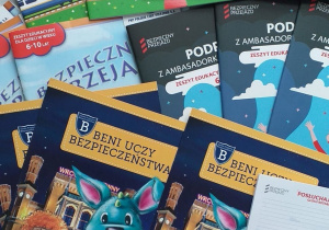 Kilka książek dotyczących bezpiecznego przejazdu