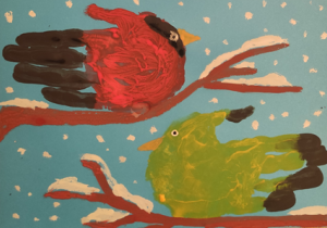 Dwa ptaki siedzące na gałęziach drzewa zimą