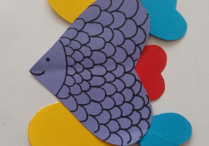 Kolorowa wycięta ryba otoczona sercami z papieru