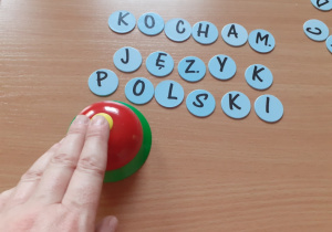 Napis z żetonów Kocham Język Polski