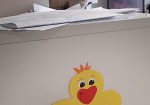 Kurczak z pisanką w kropki.