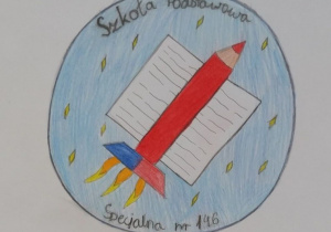 Rysunek kuli ziemskiej z czerwoną kredką w kształcie rakiety na tle zapisanej kartki.