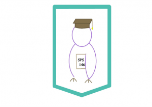 Wyróżnienie grafiki Wiktorii Śniegockiej (zdjęcie nr 6) – kształt niebieskiej tarczy, na białym tle, w środku widoczny fioletowy kontur stojącej sowy, w brązowej czapce studenckiej typu biret, na brzuchu napis SPS 146.