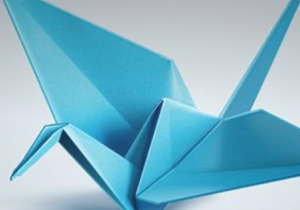 niebieski żuraw na szczęście wykonany metodą origami