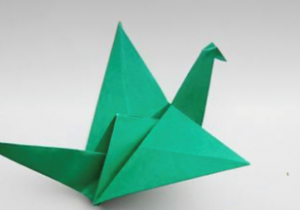 zielony żuraw na szczęście wykonany metodą origami