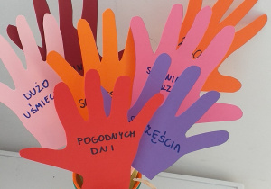 "bukiet życzeń" dla Pań Pielęgniarek z okazji ich święta - wykonany z odrysowanych kolorowych dłoni dzieci.