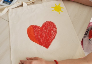 torba dla mamy - dziecko rysuje czerwone serce
