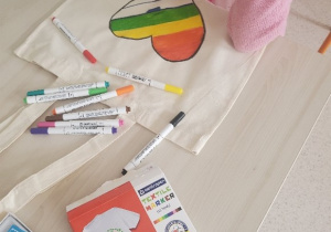 torba dla mamy - dziecko rysuje kolorowe serce