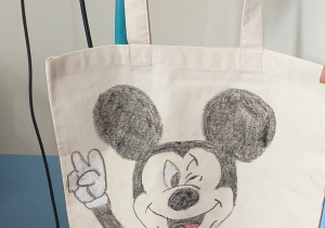 na torbie namalowana myszka Miki...