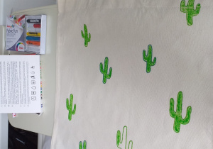 torba ozdobiona w małe zielone kaktusy...