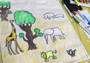afrykański pejzaż namalowany na torbie - dwa drzewa, żyrafa, słoń, dwa nosorożce, lew i wąż...