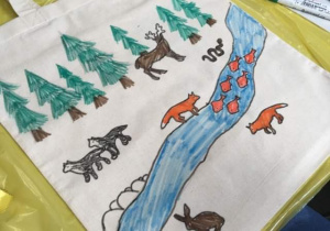 leśna historia namalwana na torbie - zwierzęta, rzeka, drzewa...