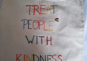 kolorowy napis na torbie "treat, people, with kindness" (Leczyć ludzi z życzliwością)