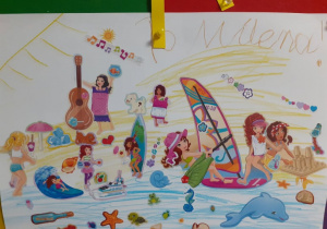 Praca plastyczna Milenki. Przedstawia ona plażę, na której znajduje się dużo korzystających z wypoczynku kobiet i dziewczynek. Na pierwszym planie widać niebieską wodę a w niej delfina, konika morskiego, żabę, żółwia, rozgwiazdę, muszlę z perłą, raka, rybkę, pływającą butelkę z listem w środku i zabawkowy statek. W wodzie na materacu znajduje się również kobieta z długimi włosami oraz deska z żaglem, na której siedzą trzy eleganckie, młode panie. Na żółtej plaży są dwa psy, parasol słoneczny, dziewczyna grająca na gitarze, stojąca dziewczynka w różowej sukience, dziewczyna wchodząca do wody z deską surfingową na plecach. Z wody wychodzi na plażę dziewczyna w kostiumie kąpielowym. Na górze pracy, z lewej strony narysowane jest duże słońce.