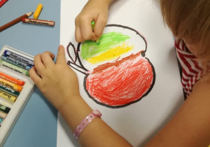 dziewczynka podczas malowania jabłka