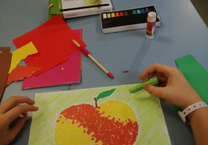 portret jabłka, wydzieranka z kolorowego papieru