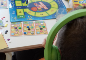 Dzieci grające w grę "Mnożenie jest zabawne"