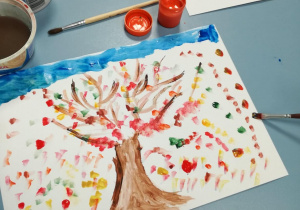 jesienne drzewo - malowane farbami plakatowymi, a wokół niego kolorowe, tańczące liście...