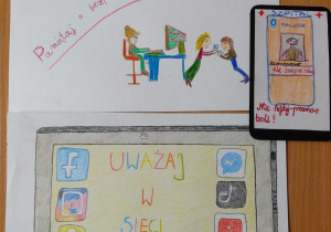 Zdjęcie z rysunkami dzieci na temat bezpiecznego korzystania z urządzeń cyfrowych (komputer, tablet, smartfon), z dostępem do Internetu.
